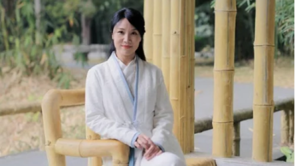 善缘佳丽影，陌上伴春舞——记年轻女艺术家王晓燕老师