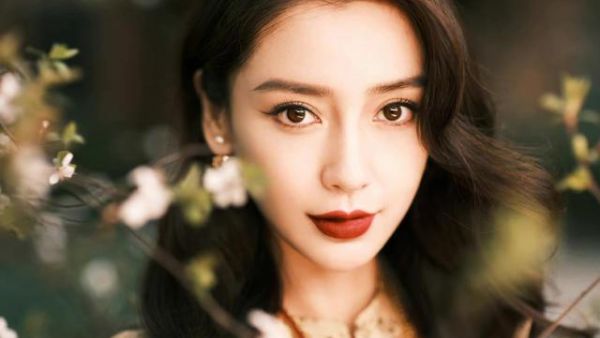 Angelababy美出新高度，车厘子红唇美艳动人，复古风情典雅大方