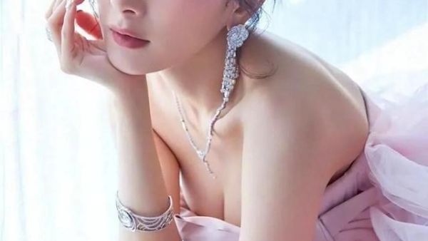 杨幂，天使的面孔，魔鬼的身材，既有浪漫的一面，又有温柔的一面