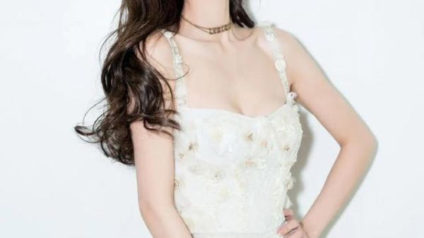 Angelababy，镂空碎花裙，清新甜美的感觉，双腿笔直，逆天长度