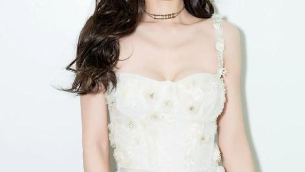 Angelababy，镂空碎花裙，清新甜美的感觉，双腿笔直，逆天长度