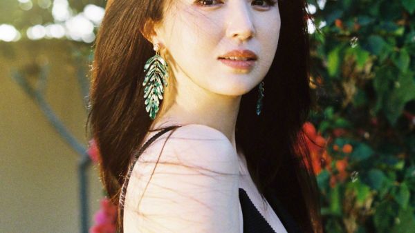 董璇穿黑色吊带大秀美背 灿笑尽显熟女魅力
