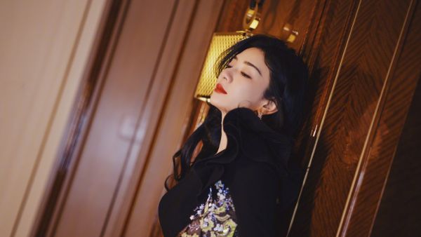 黄奕穿刺绣裙勾勒完美曲线 抹红唇气场全开