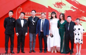 白百何参加活动与成龙亲切贴脸 一袭白裙颜值回春